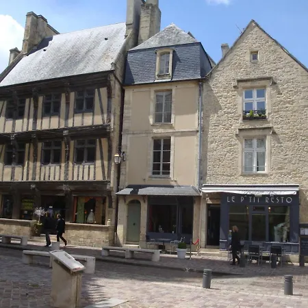 Appartement On The First Floor In The Heart Of Bayeux, Free Parking 150 Meters *