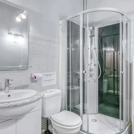 On The First Floor In The Heart Of Bayeux, Free Parking 150 Meters *