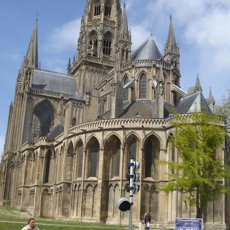 On The First Floor In The Heart Of Bayeux, Free Parking 150 Meters *